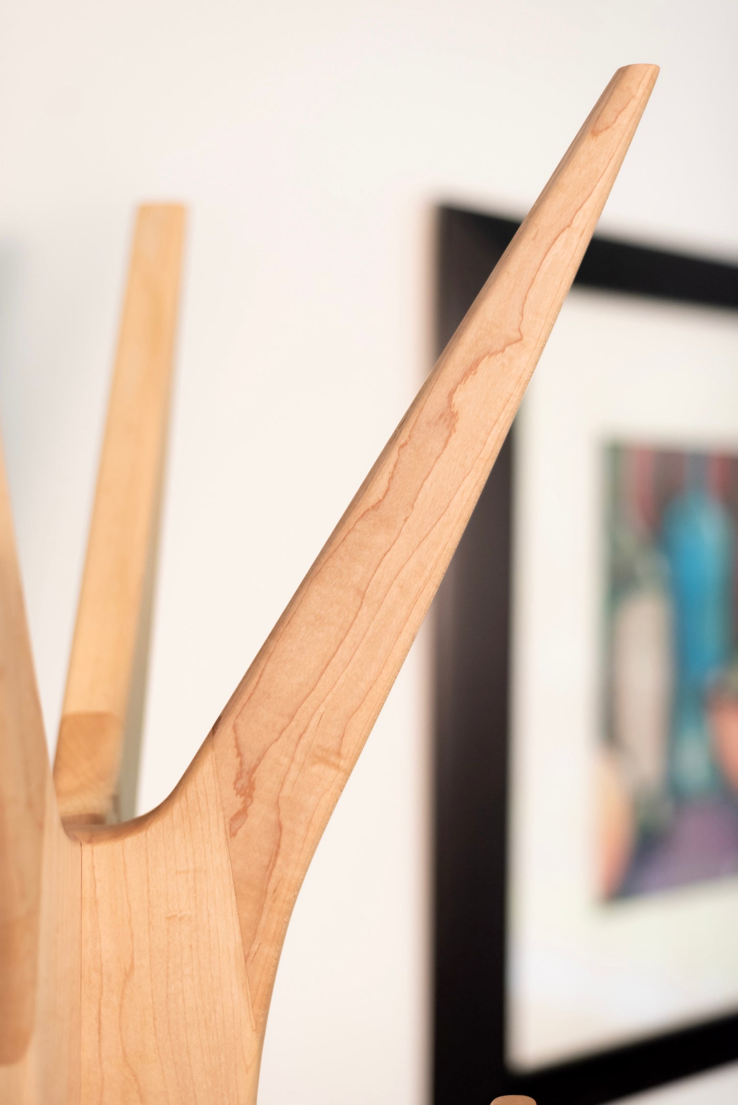 PHILIAS - Mid-century standing coat rack made of maple